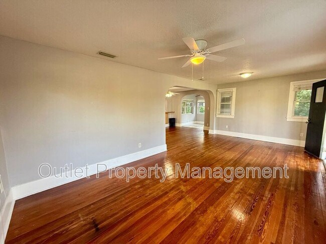 Foto del edificio - 737 Carlson Dr