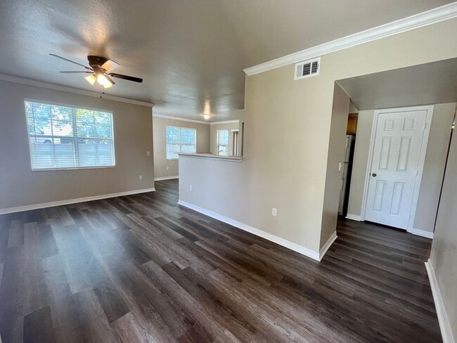 Building Photo - 3/2 unit becoming available June 1st for an annual lease