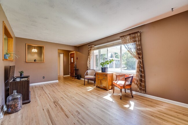Foto del edificio - 4 bed, 2 bath Ranch Home near City Park W/ Finished Bsmt & Fenced Yard!