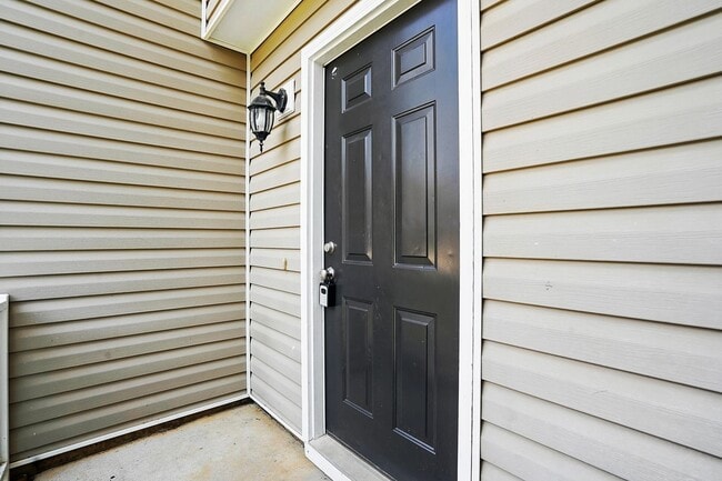 Building Photo - GREAT TOWNHOME- Come see it today!