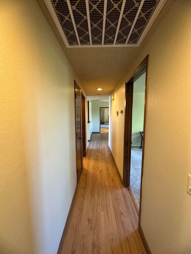 Foto del edificio - BEAUTIFUL 3 BED 2 BATH WESTSIDE HOME
