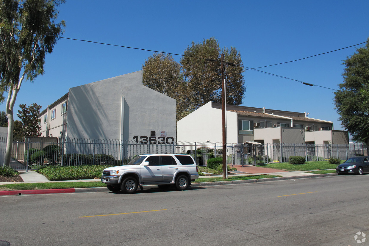 Primary Photo - Foster Avenue Apartments