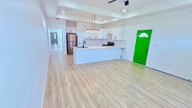 Building Photo - 7018-5914 02