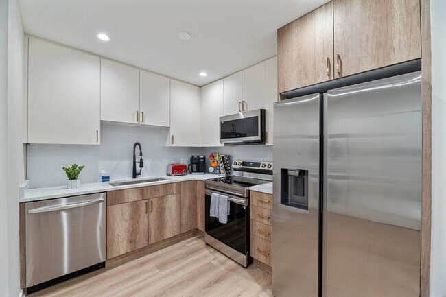 Building Photo - 7201 N Western Ave