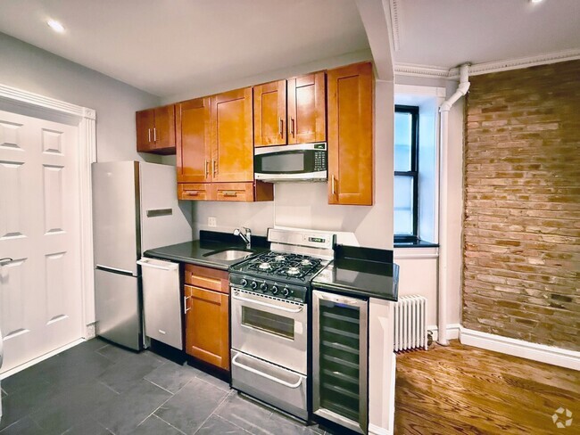 Building Photo - 382 E 10th St