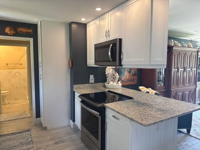 Foto del edificio - Renovated 3 Bed, 2 Bath Annual Rental in Naples Park
