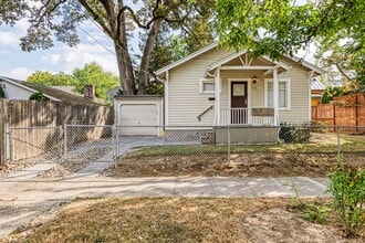 Building Photo - 916 SE Sherrett St