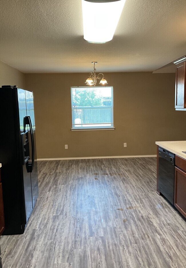 Building Photo - AVAILABLE NOW!