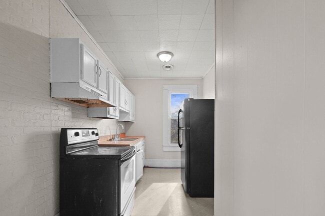 Building Photo - 131 W 13th St