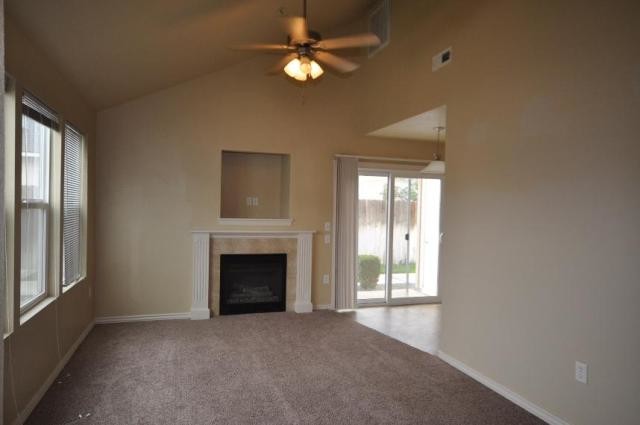 Building Photo - Nice 2 bed townhouse with W&D & fireplace!