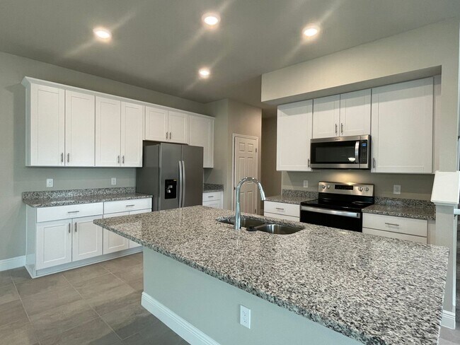 Building Photo - 3 Bedroom, 2 Bath Townhome in Enclave at H...