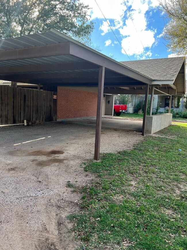 Building Photo - Freshly paint studio home!