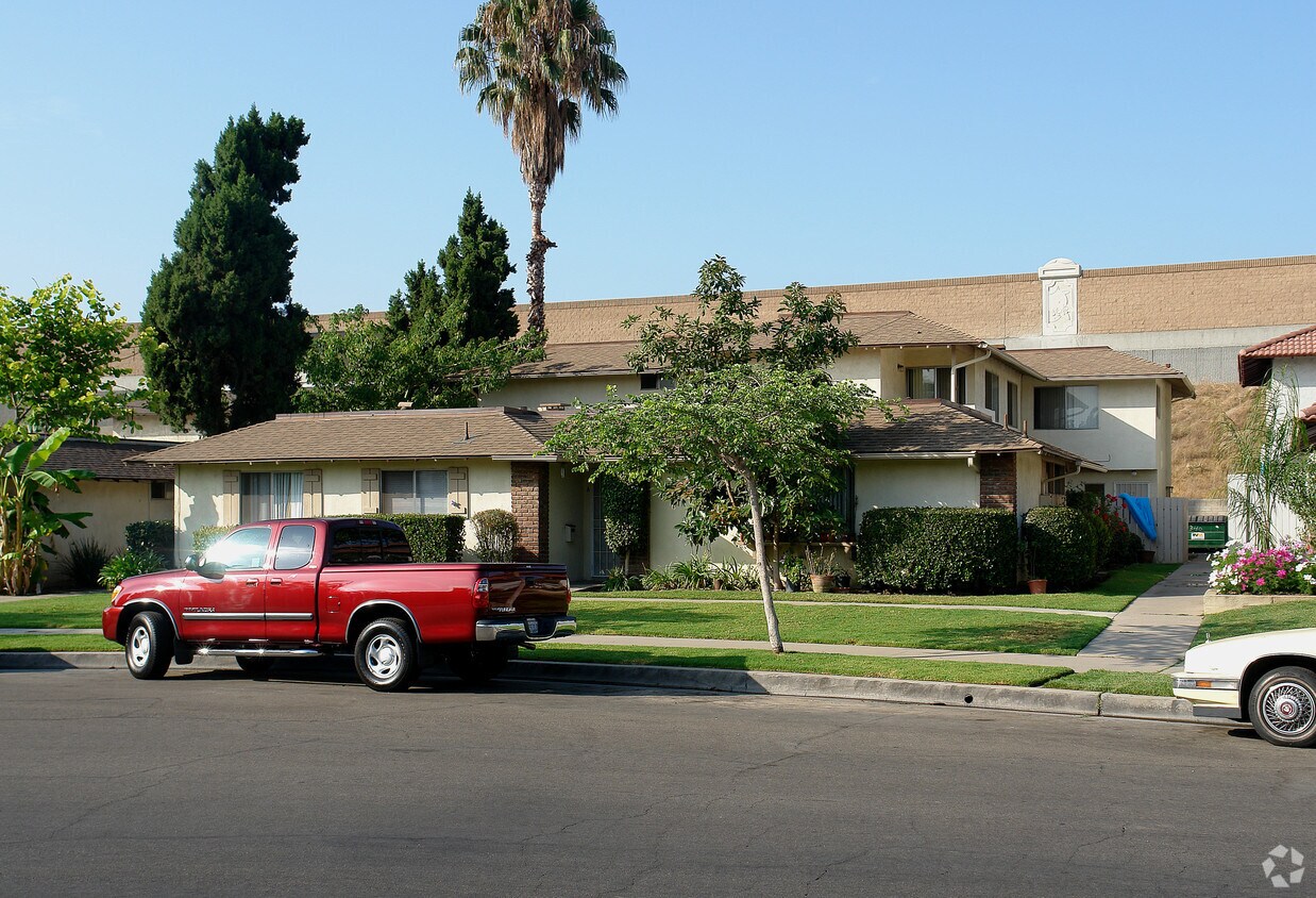 Building Photo - 340 W Fairway Dr