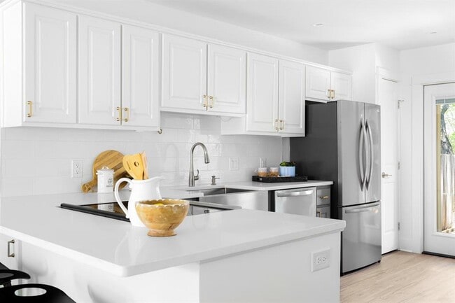 Building Photo - 8229 Summer Side Dr