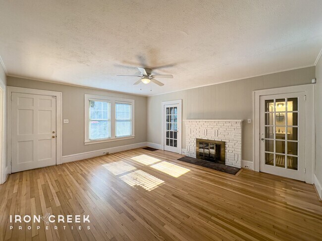 Building Photo - Charming Newly-Renovated Three-Bedroom in ...