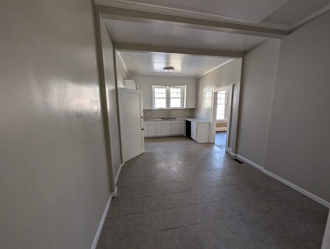 Building Photo - Spacious 3/4 Bedroom