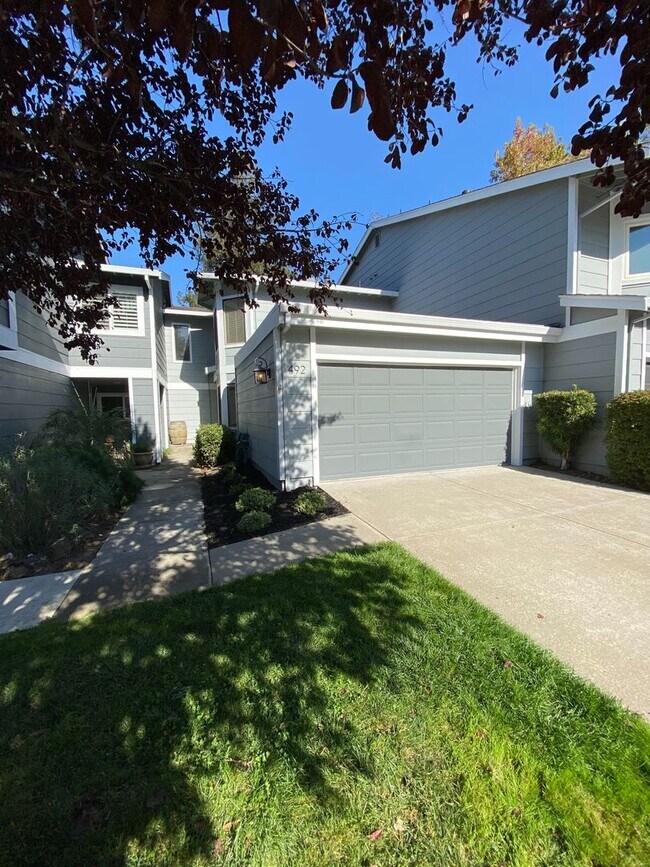 Building Photo - 2 Bed 2.5 Bath Townhouse W/ 2 Car Attached...