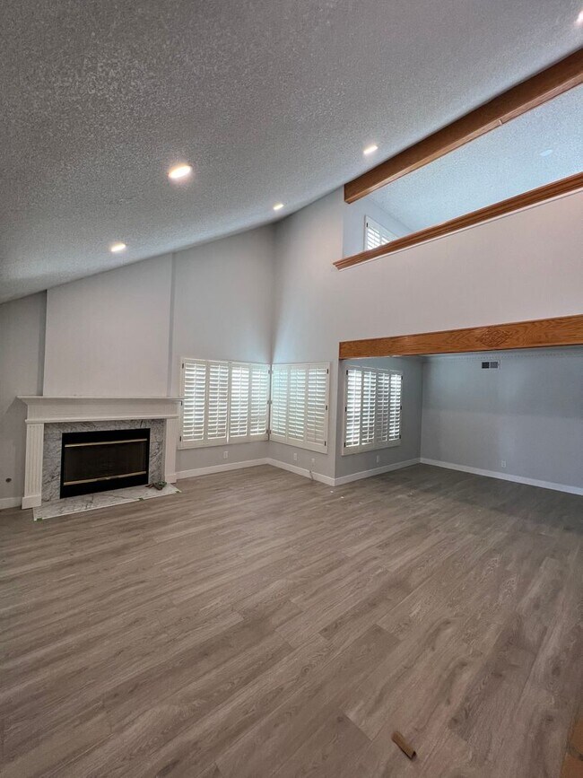 Foto del edificio - 4 bedroom + loft, 2 1/2 bath - 2 story home in central Simi