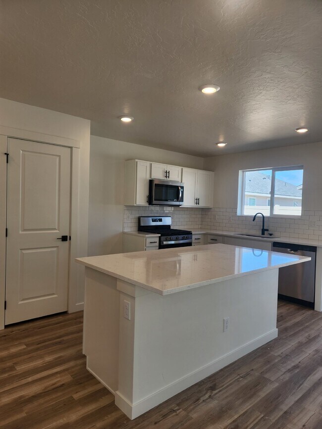 Building Photo - Coming Soon! 3 Bed, 2 Bath Home with Grani...