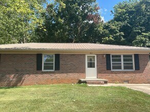 Building Photo - 812 Springmont Dr