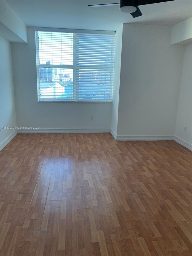 Foto del edificio - 3330 NE 190th St