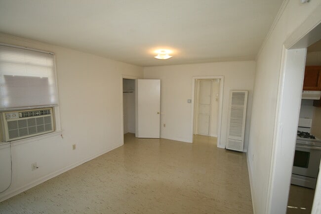 Building Photo - 2300 Rose Dr