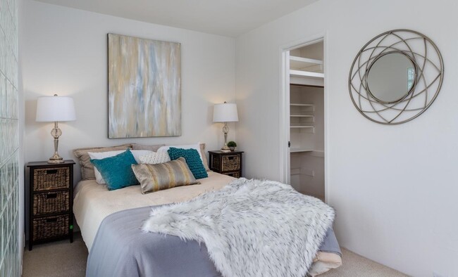 Building Photo - 6 Commodore Dr