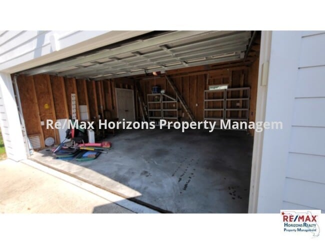Building Photo - Fantastic Navy Point Home!