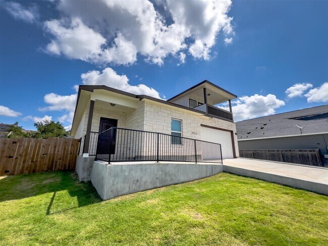 Building Photo - 10211 Longhorn Skyway