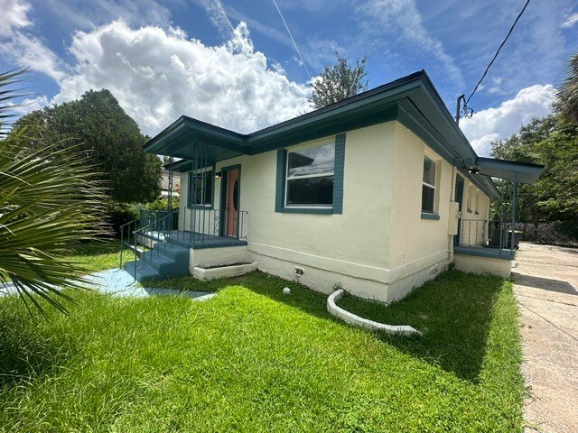 Foto del edificio - Beautifully Renovated 4 Bedroom Home With Modern Finishes
