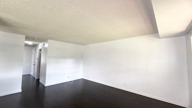 Building Photo - Rarely Available 2br/2ba House with garage with an Enclosed Yard