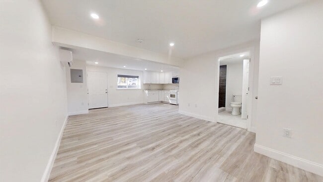 Building Photo - 10 Beaver Brook Rd