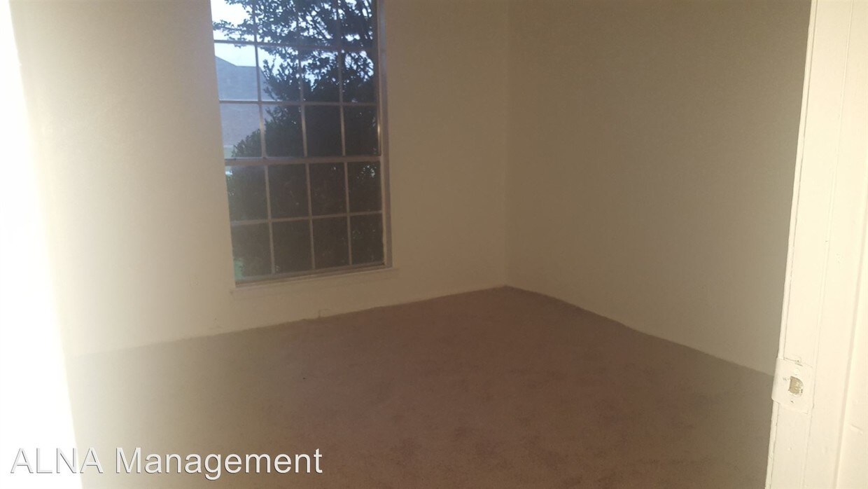 Foto del edificio - 819 Ross Ln