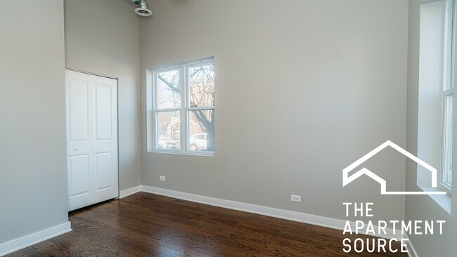 Foto del edificio - 2404 S Troy St