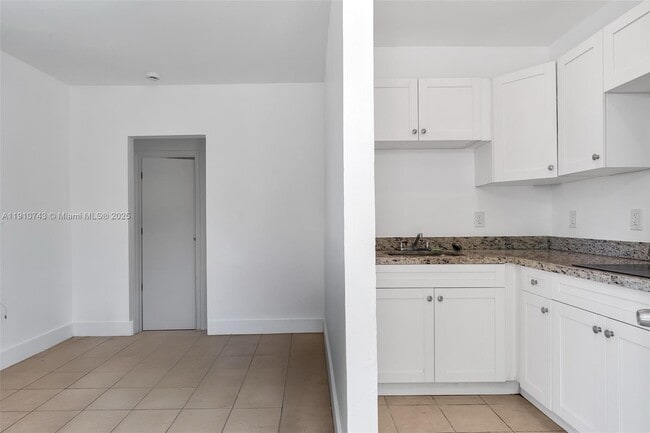 Building Photo - 2047 Lincoln Ave