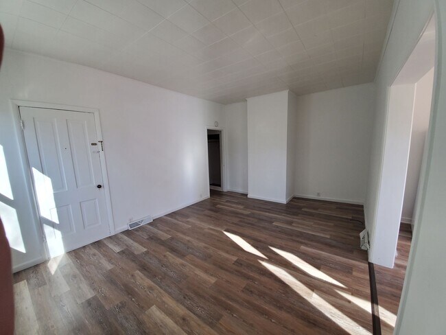 Building Photo - 1005 E 7th St