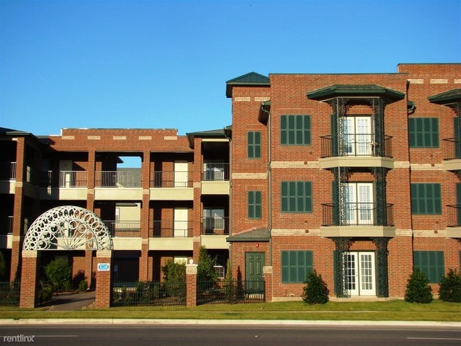 Building Photo - 417 S Locust St