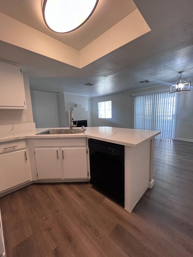 Building Photo - Newly Remodeled 2 bed 2 bath at Park One
