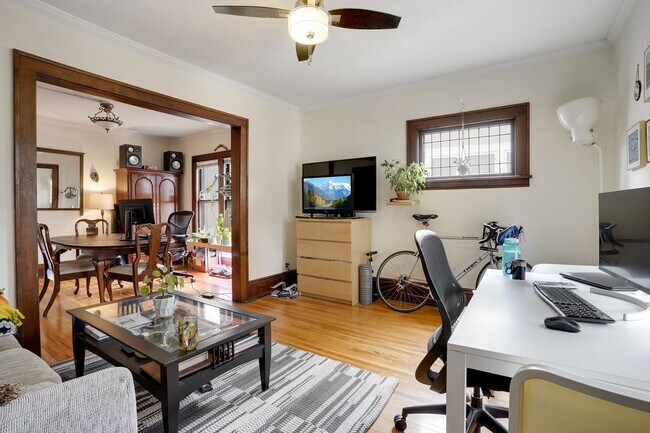 Foto del edificio - 3845 Grand Ave S