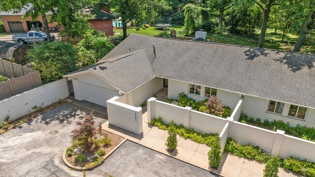 Foto del edificio - Totally renovated open concept with vaulted ceilings