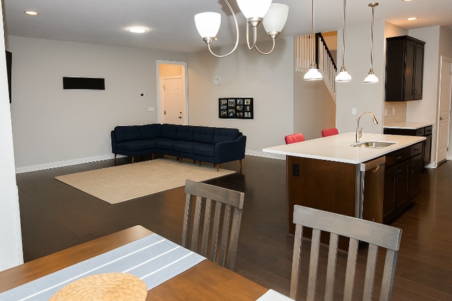 Building Photo - 912 Lake Thrasher Dr