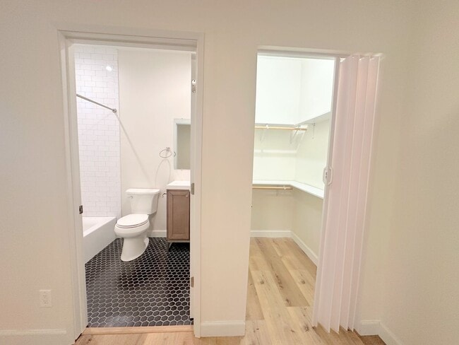 Foto del edificio - Gorgeous 2bd/2ba unit semi-furnished near ...