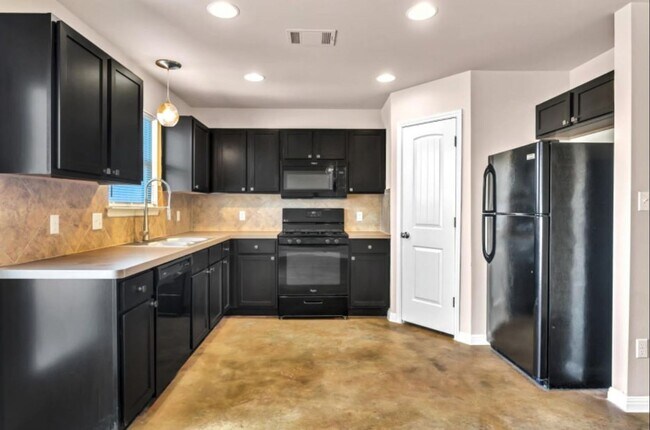 Building Photo - Charming 3-Bed, 2.5-Bath Home with Covered...