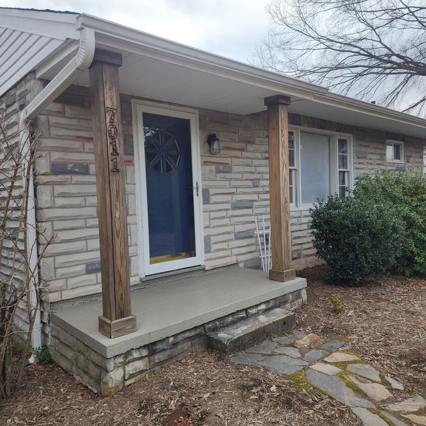 Primary Photo - FOR RENT:Cute and Cozy 3 Bedroom, 1 Bath C...