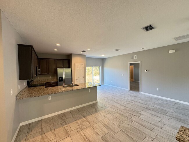 Foto del edificio - Immaculate 3-Bedroom, 2-Bathroom Home in Palm Bay