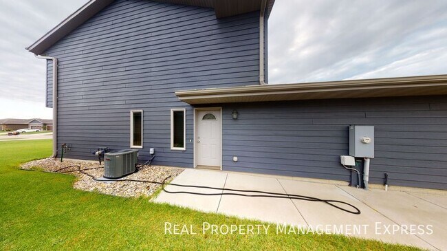 Foto del edificio - 3 Bedroom 1.5 Bathroom Townhome w/ Double Stall Attached Garage on the West side of Sioux Falls