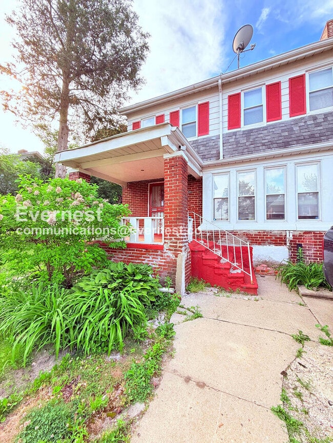 Building Photo - 2047 Seward Ave