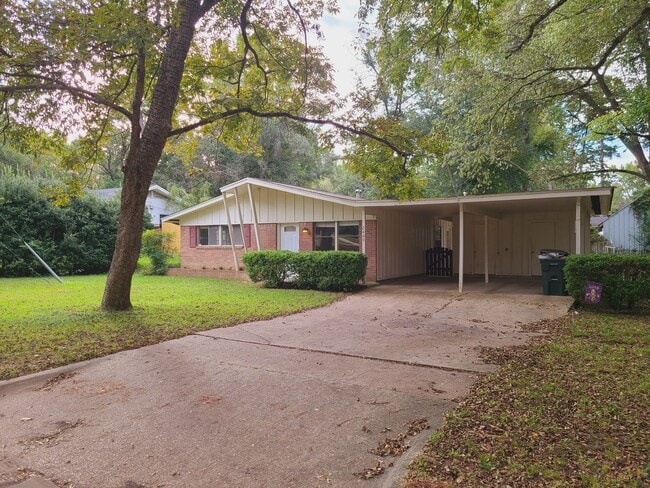 Building Photo - 3 Bedroom Mid-Century Rental