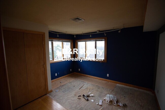 Building Photo - 16 Putnam St
