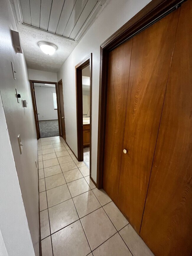 Building Photo - Duplex 2 Bedroom 1 Bath 2 Car Garage SW Sp...